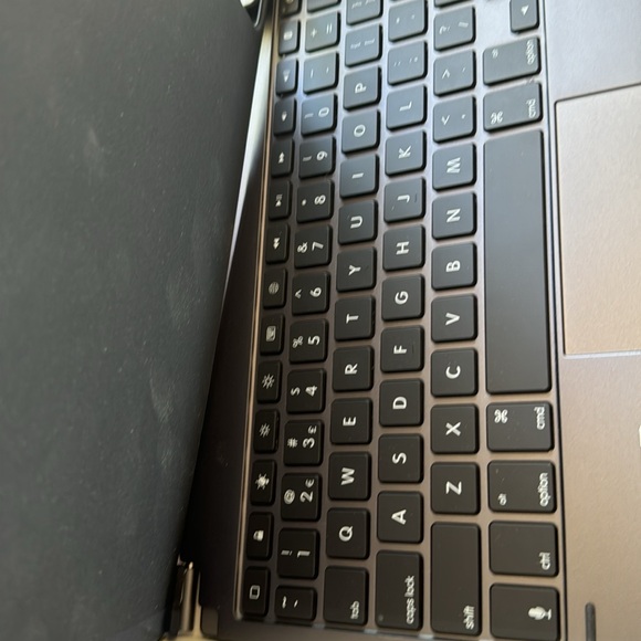 Wireless keyboard with trackpad a& magnetic cover 11 inch I pad pro - Picture 4 of 4